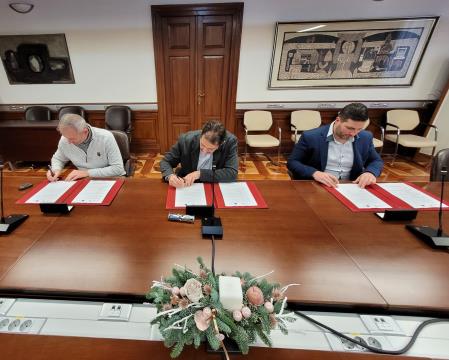 Podpis pogodbe GEOMOB; Vir: Arhiv Občine Sežana